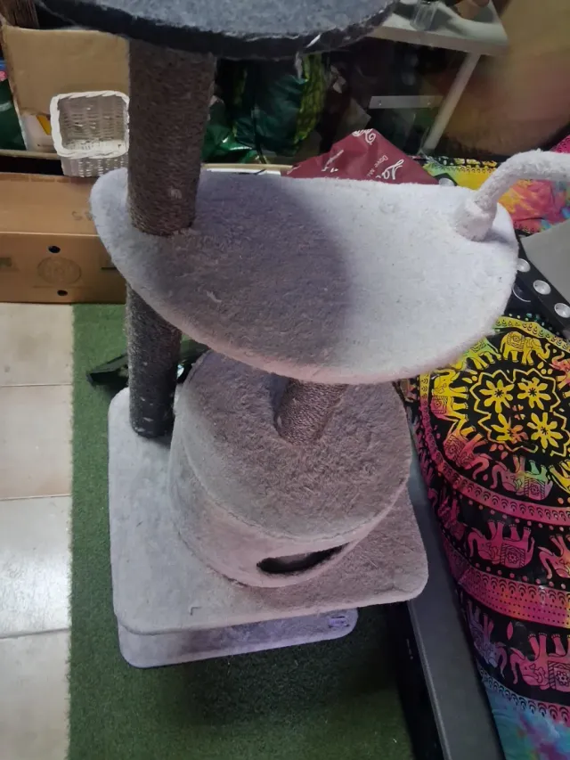 Rascador para gatos gris