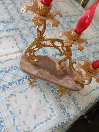 Candelabro dorado y rojo de mármol precioso p