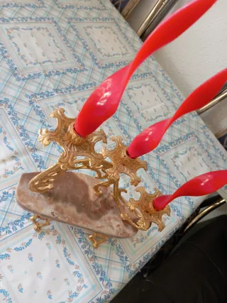 Candelabro dorado y rojo de mármol precioso p