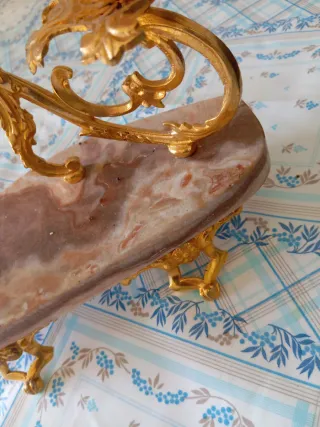 Candelabro dorado y rojo de mármol precioso p