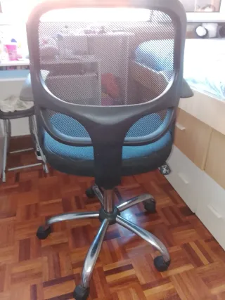 Silla de oficina negra con ruedas.