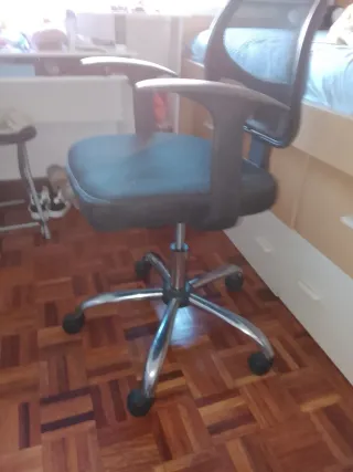 Silla de oficina negra con ruedas.