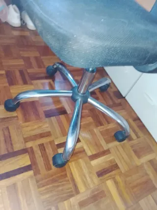 Silla de oficina negra con ruedas.
