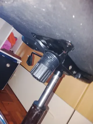 Silla de oficina negra con ruedas.