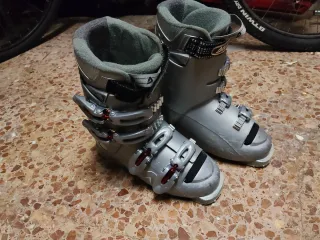 Botas de esquí plateadas