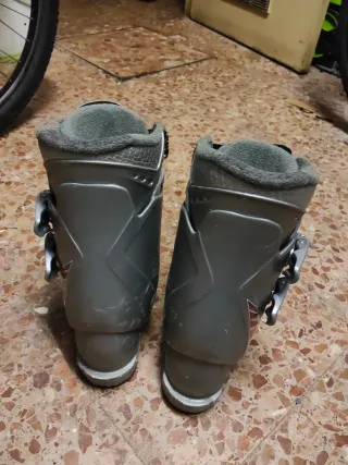 Botas de esquí plateadas