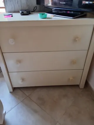 Cómoda de madera beige