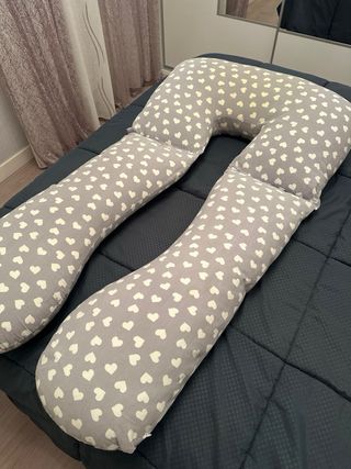 Cojín de Embarazo Gris Estampado Corazones