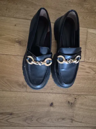 Zapatos negros mujer con cadena dorada