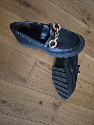 Zapatos negros mujer con cadena dorada