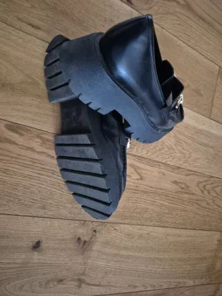 Zapatos negros mujer con cadena dorada