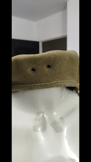 Gorra militar vintage con insignia