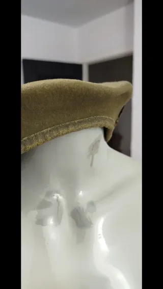 Gorra militar vintage con insignia