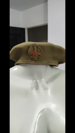 Gorra militar vintage con insignia