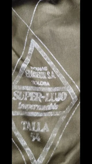 Gorra militar vintage con insignia