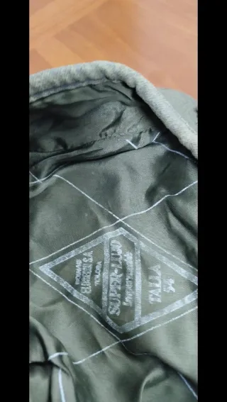 Gorra militar vintage con insignia