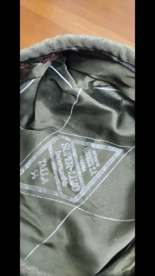 Gorra militar vintage con insignia