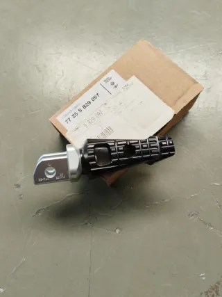 Reposapiés IZQ BMW F900R/F900XR 77259829097