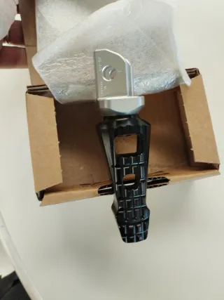 Reposapiés IZQ BMW F900R/F900XR 77259829097