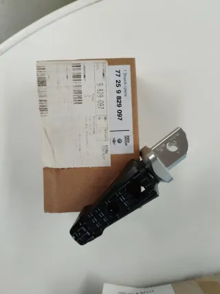 Reposapiés IZQ BMW F900R/F900XR 77259829097