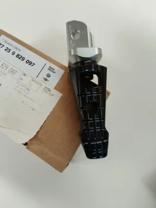 Reposapiés IZQ BMW F900R/F900XR 77259829097