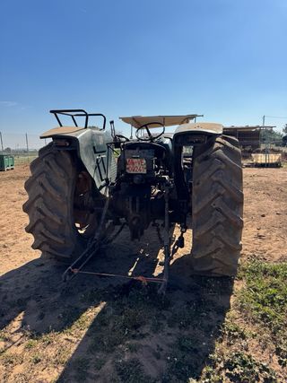 Tractor con pala frontal