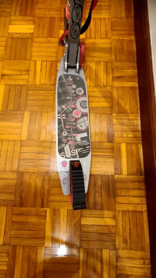 Patinete infantil y casco