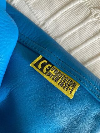 Chaqueta moto cuero azul con protecciones CE.