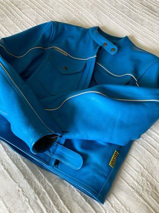 Chaqueta moto cuero azul con protecciones CE.