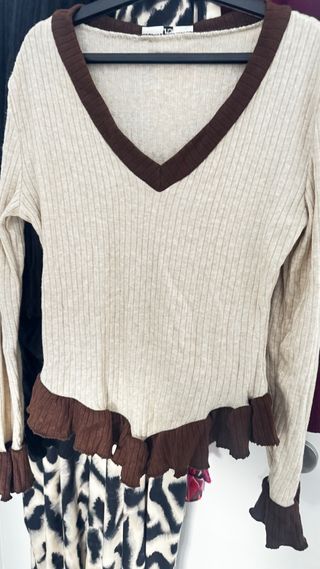 Camisola creme com folhos