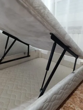 Colchón y base tapizada