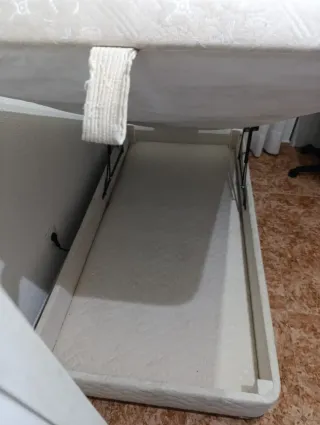 Colchón y base tapizada