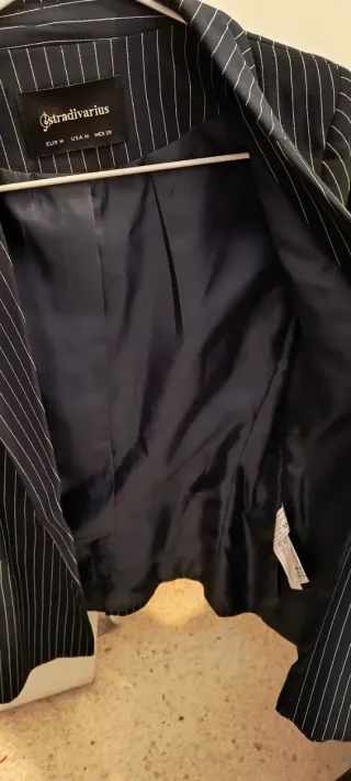 Americana azul marino con rayas.  Talla M