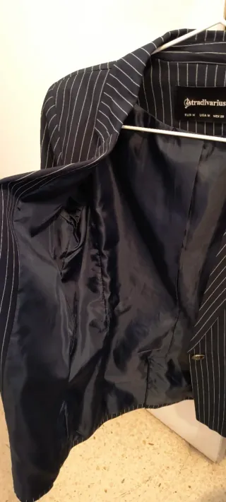 Americana azul marino con rayas.  Talla M