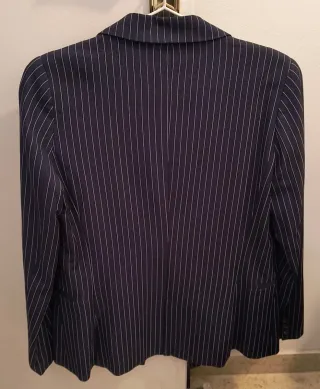 Americana azul marino con rayas.  Talla M