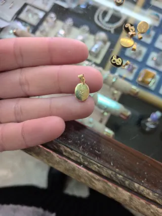 Colgante Letra Oro 18k y Ónix