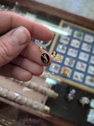 Colgante Letra Oro 18k y Ónix