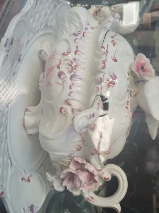 Sopera porcelana antigua con cazo y bandeja