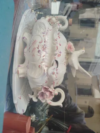 Sopera porcelana antigua con cazo y bandeja