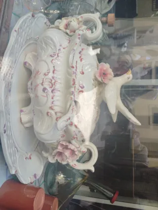 Sopera porcelana antigua con cazo y bandeja