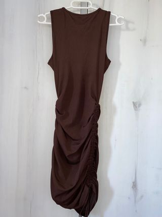 Vestido marrón ajustado con cordones