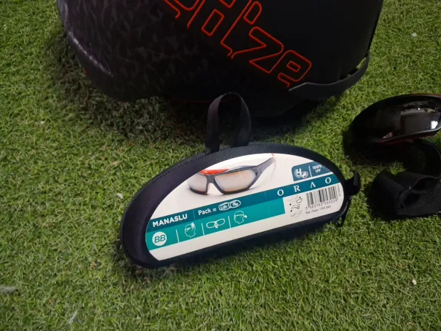 Casco y gafas de esquí