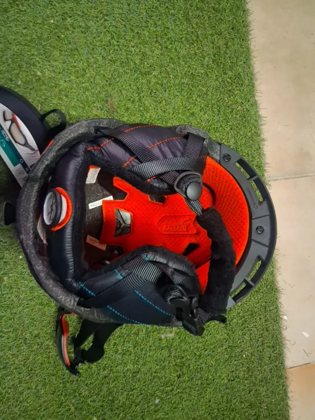 Casco y gafas de esquí