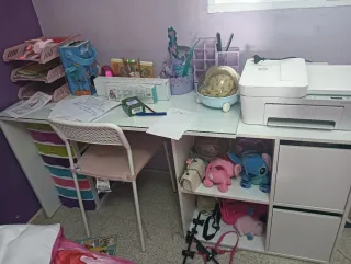 Escritorio blanco con superficie de cristal