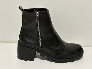 Botas negras con cremallera y tacón talla 41