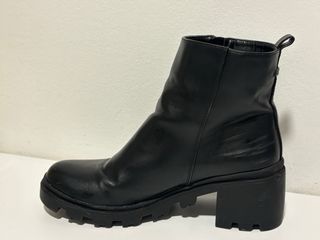 Botas negras con cremallera y tacón talla 41