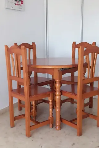 Mesa de comedor redonda de madera con 4 sillas
