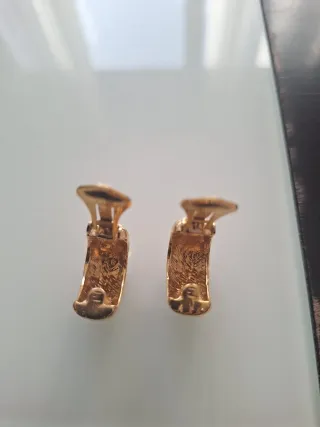 Pendientes dorados y marrones