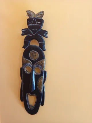 Figura de madera artesanal tribal