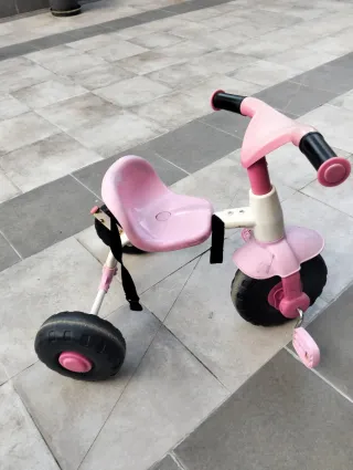 Triciclo rosa infantil.